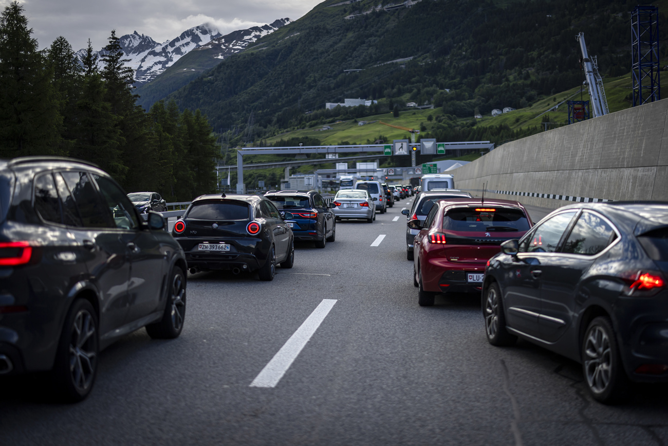colonna davanti al portale sud del gottardo