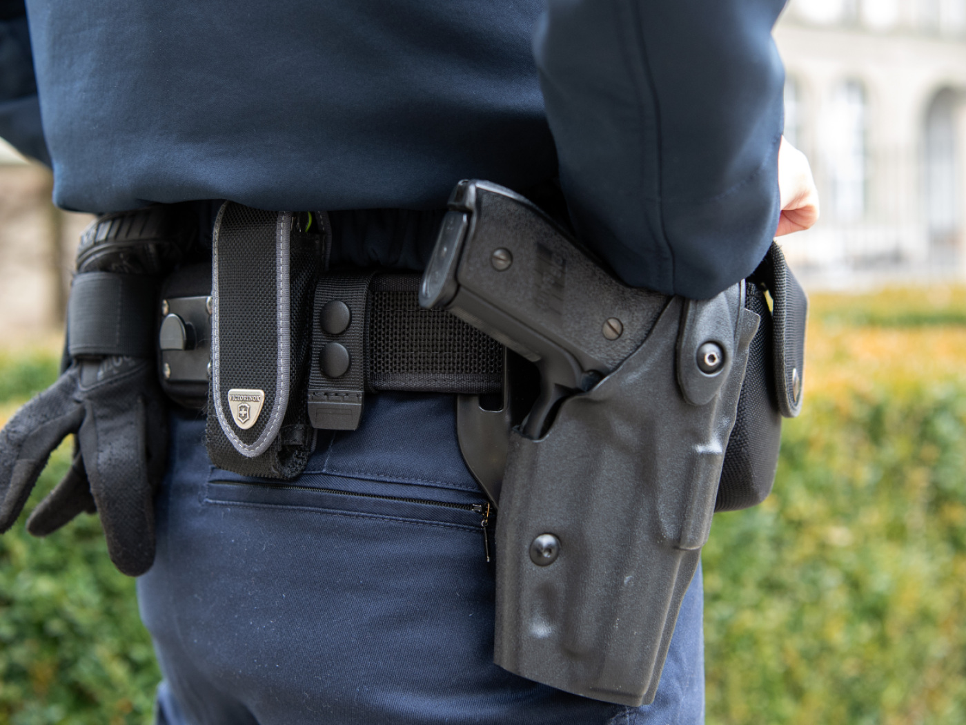 arma di servizio alla cintura di un poliziotto