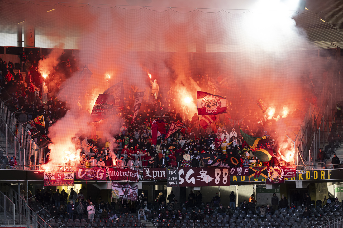 tifoseria del servette con fumogeni