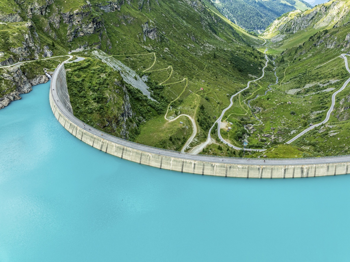 lago artificiale di una diga