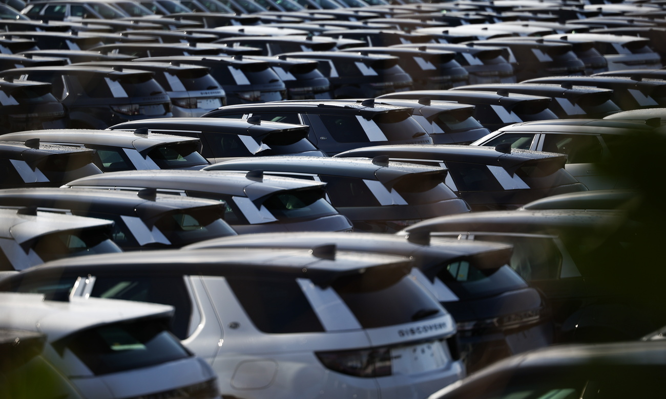 decine di range rover posteggiate