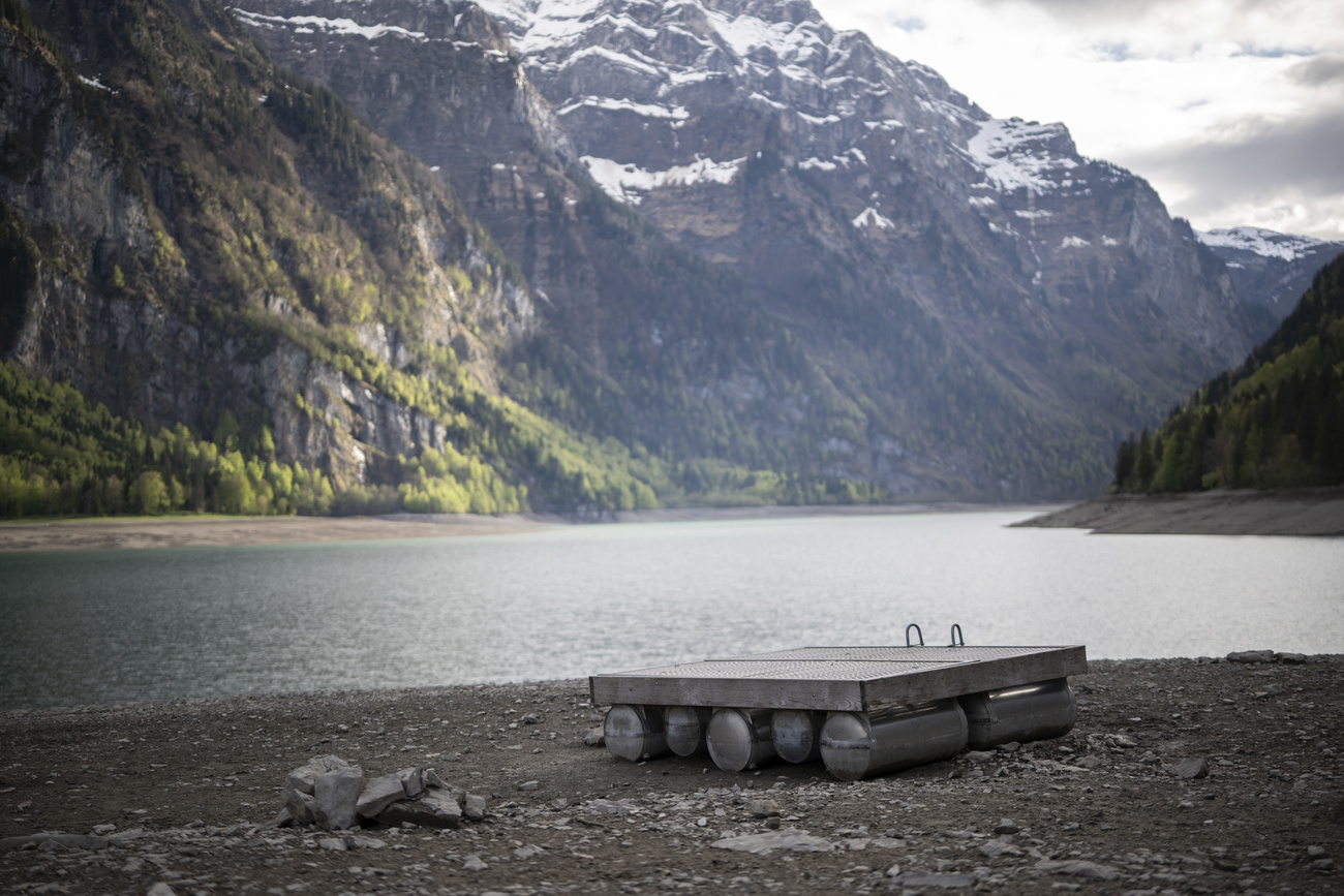 ein floss liegt auf dem trockenen in einem bergsee