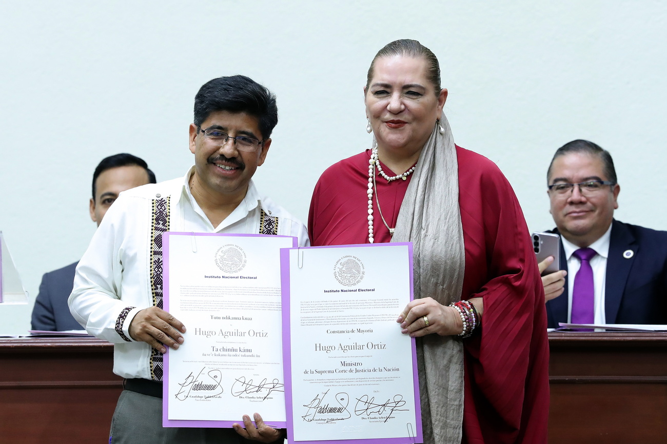 La presidenta del Consejo General del Instituto Nacional Electoral (INE), Guadalupe Taddei Zavala (a la derecha), entrega a Hugo Aguilar su constancia de mayoría como ministro electo de la Suprema Corte de Justicia de la Nación (SCJN), en la Ciudad de México.