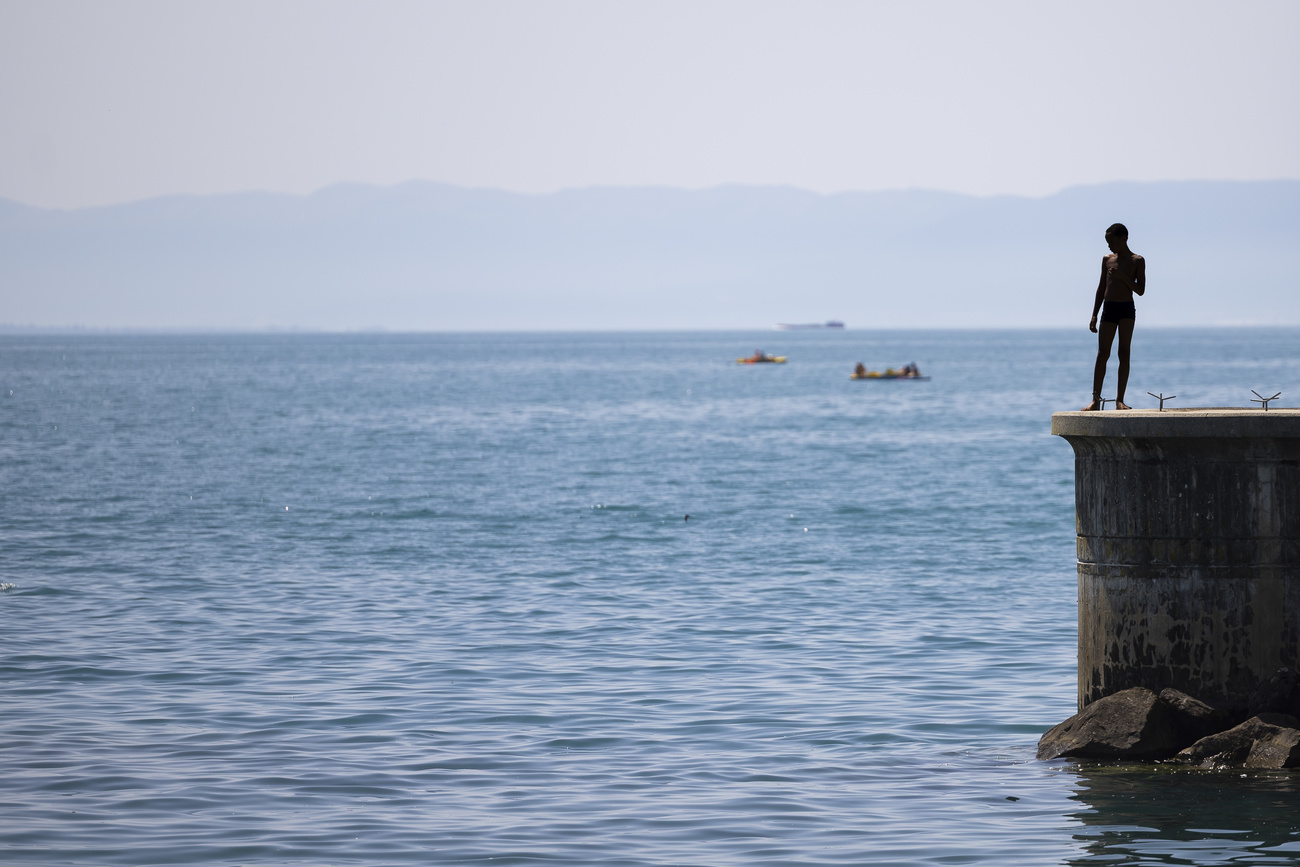 persona in riva a un lago