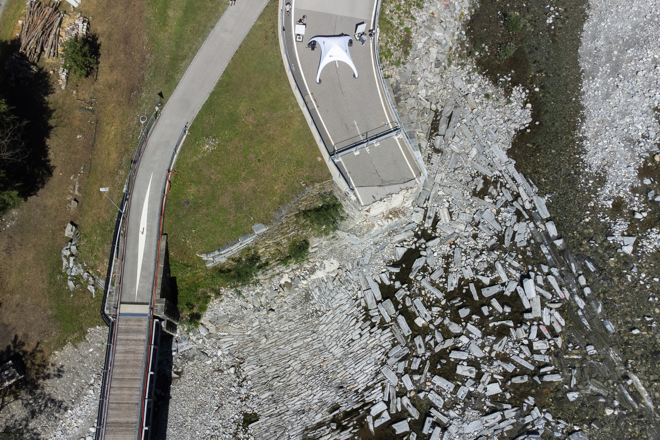 Fiume e ponte crollato