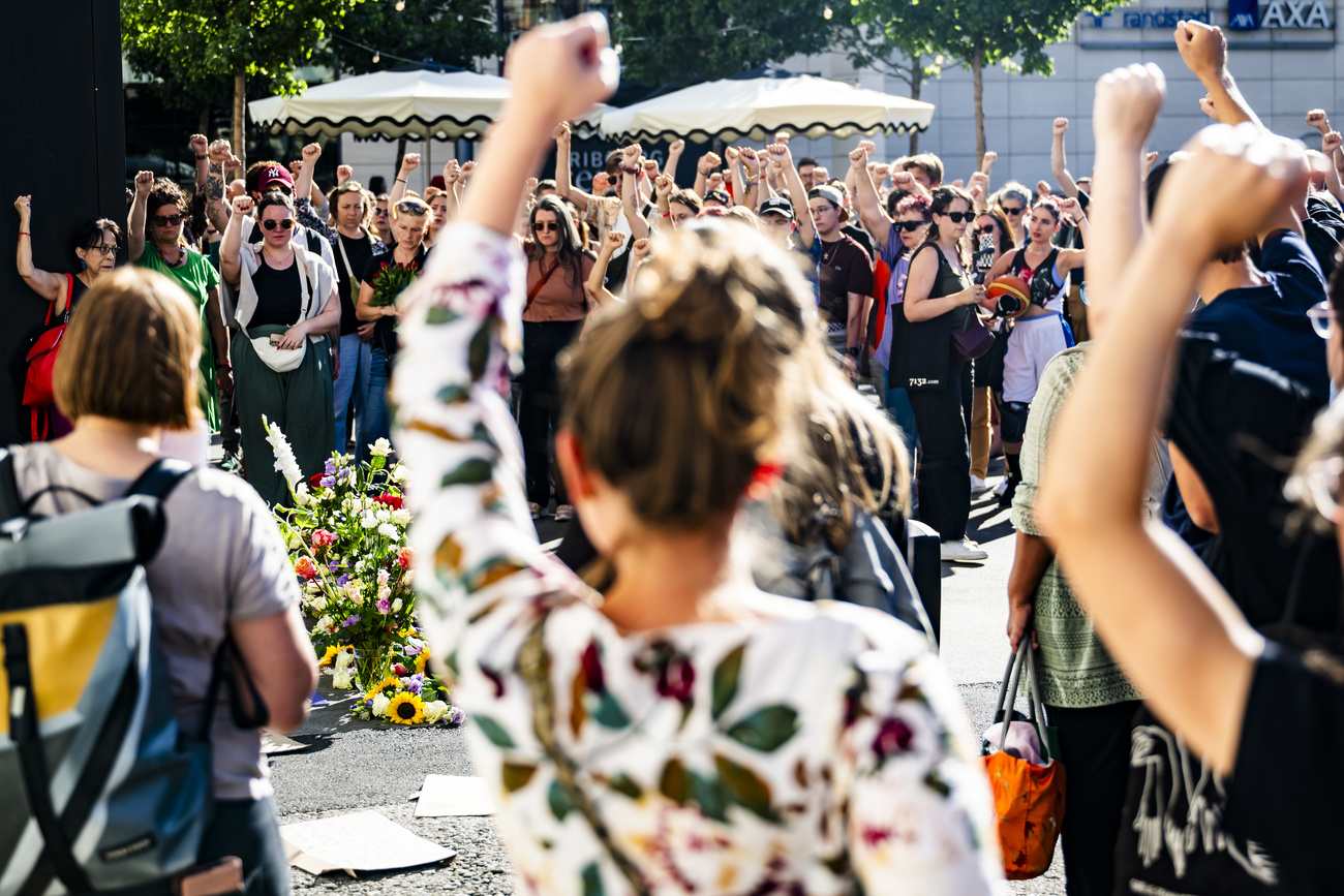 manifestanti con il pugno alzato