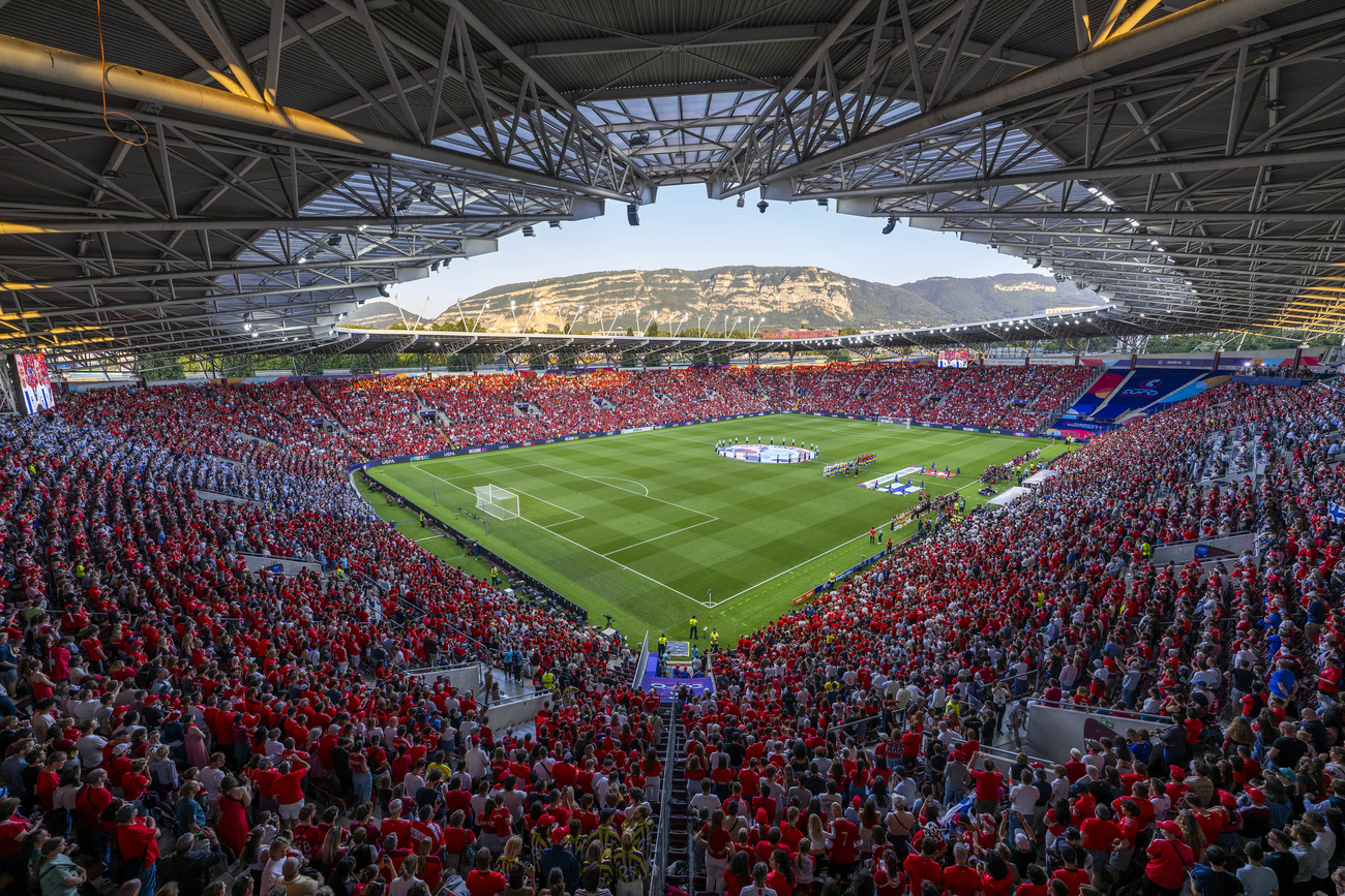stadio di ginevra pieno di tifose e tifosi