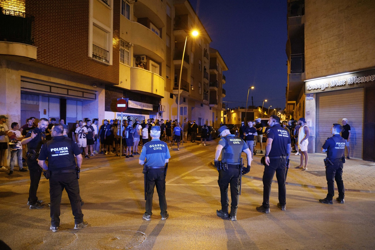 Agentes de la policía local y de la Guardia Civil española toman posiciones durante los disturbios en Torre Pacheco, en el este de España, el viernes 12 de julio de 2025.