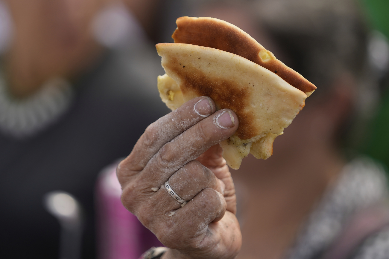 mano tiene un pezzo di pane