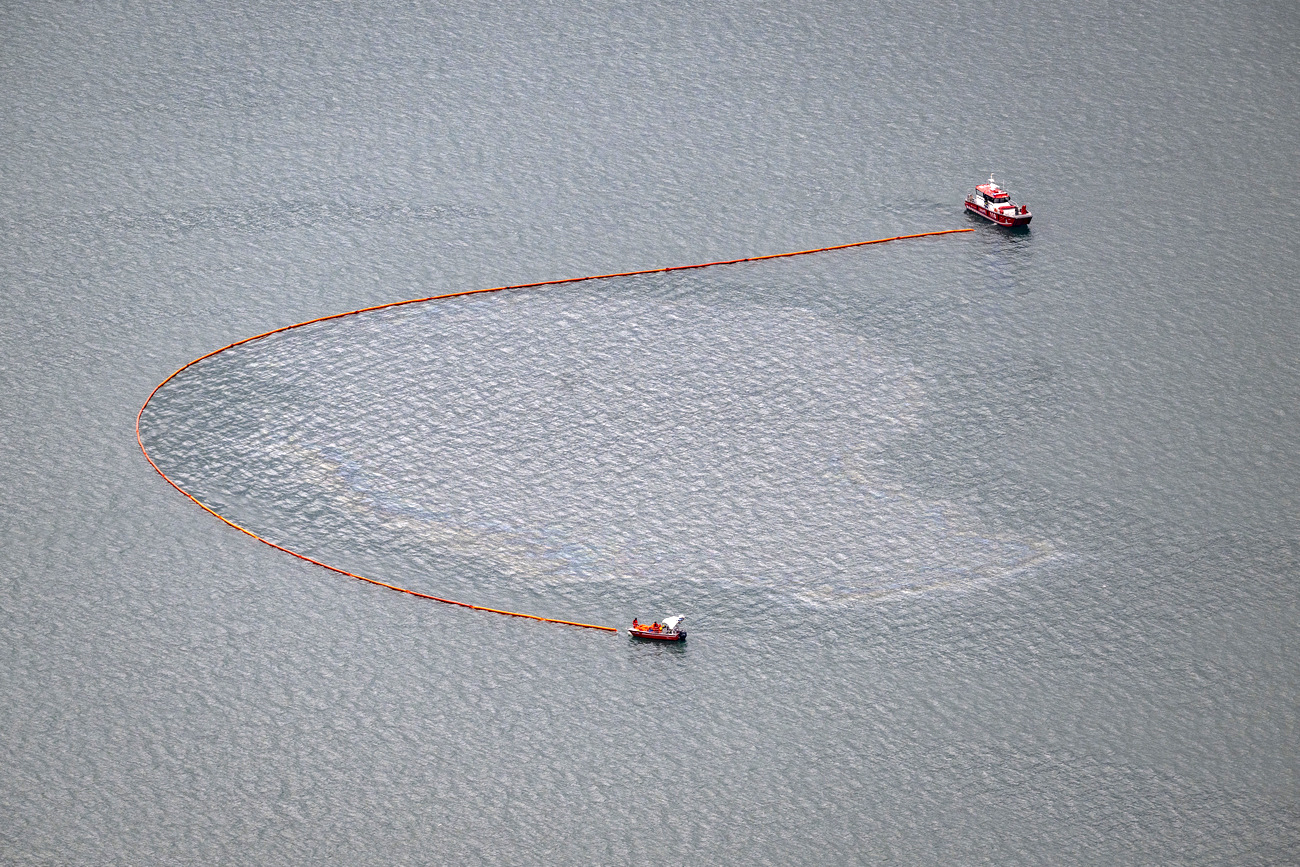 I vigili del fuoco del Canton Lucerna allestiscono una barriera anti-inquinamento sul lago dei quattro cantoni
