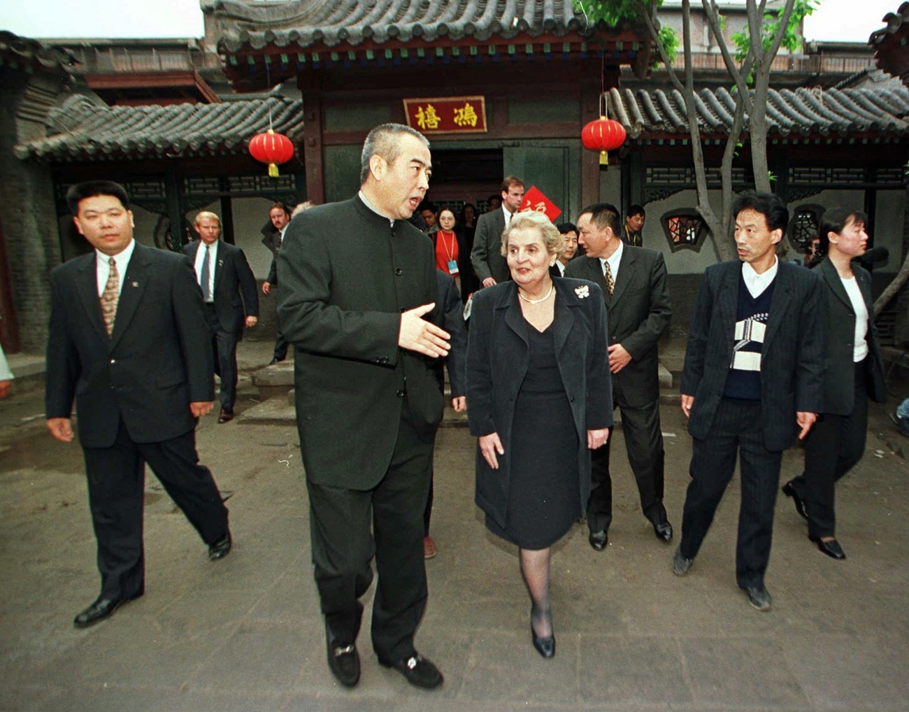Cinema is diplomacy: film director Chen Kaige guides the then U.S. Secretary of State Madeleine Albright through the Beijing Film Studios (April 1998). Albright, a film buff, watched 20 minutes of Chen's movie "Farewell My Concubine" during the visit.