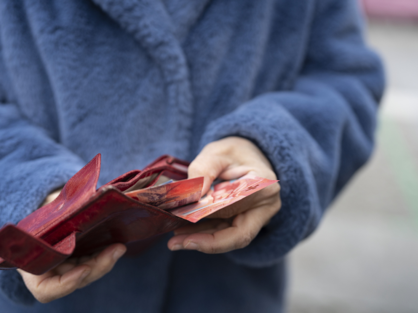 persona estrae contanti da un portafoglio