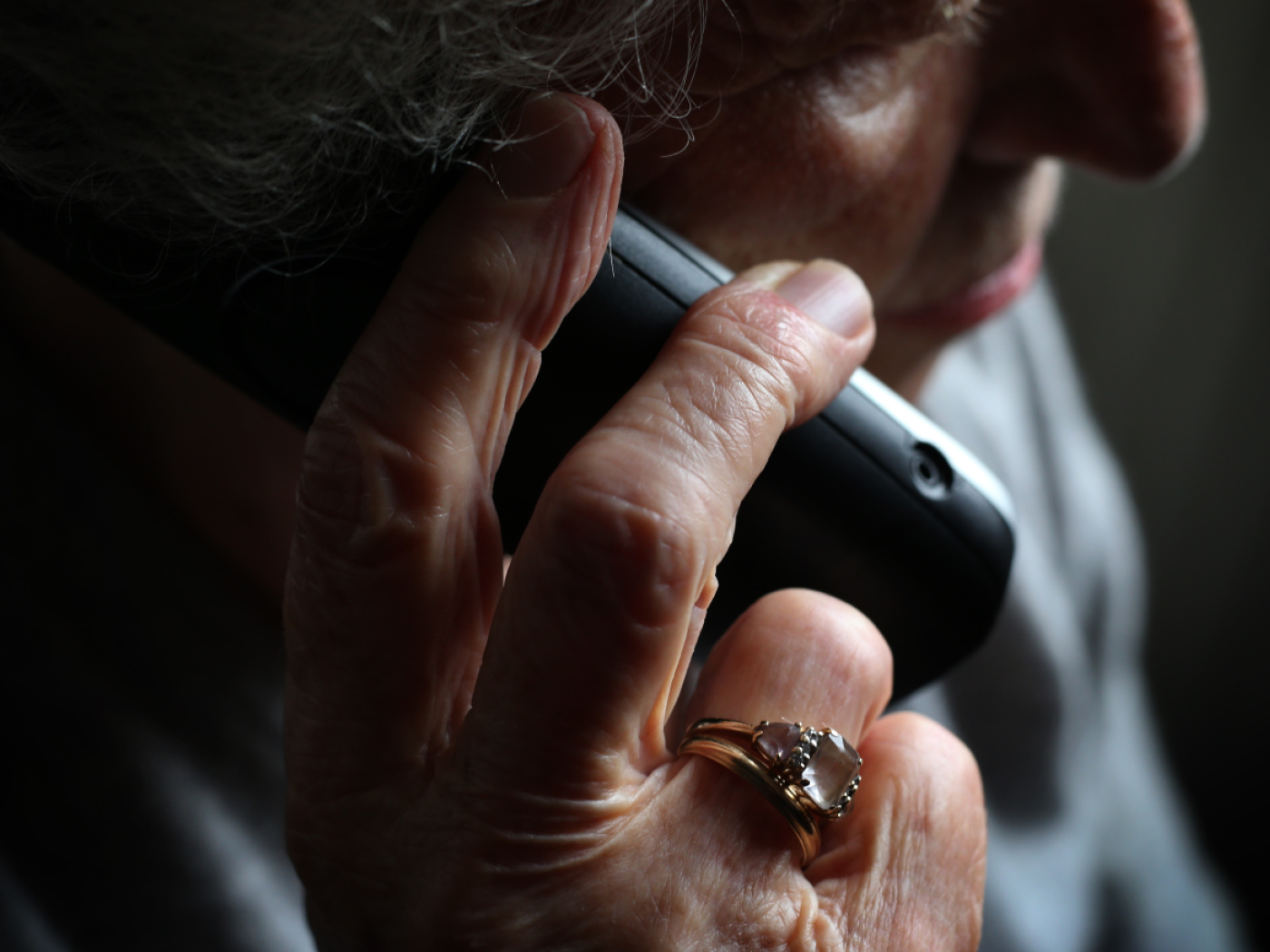 anziana al telefono