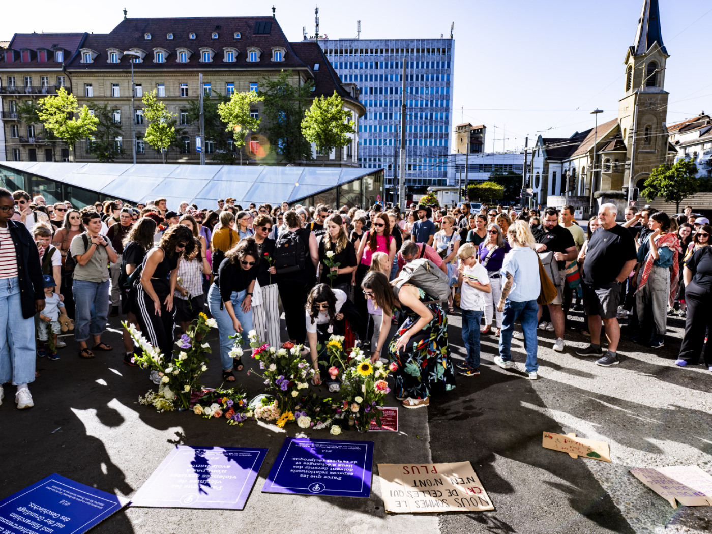 200 to 300 people demonstrate against the femicide in Givisiez