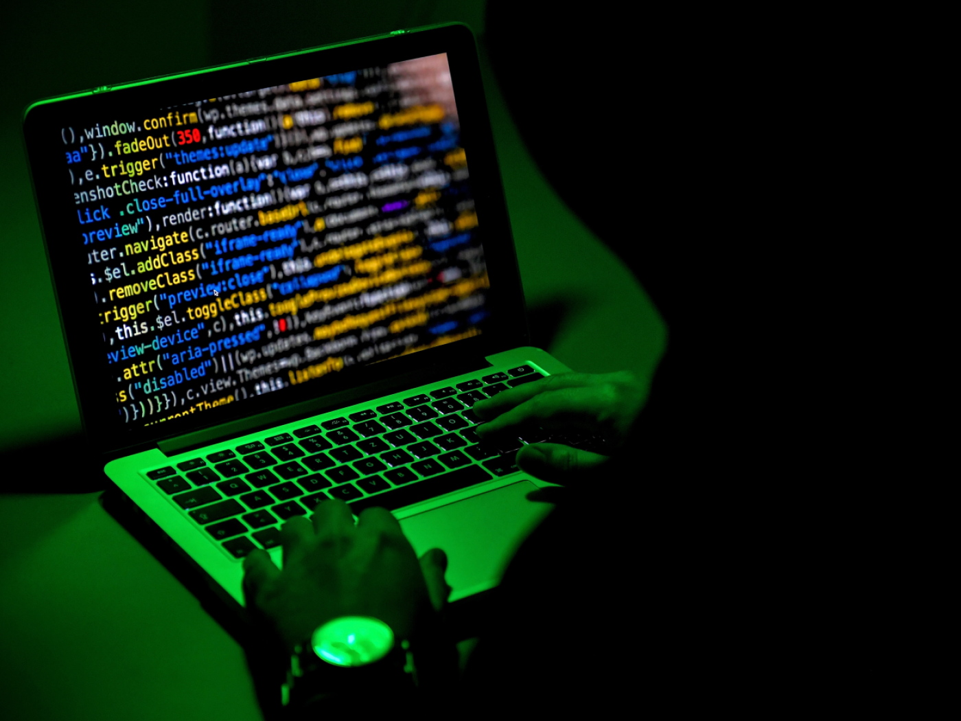 hacker con pc portatile