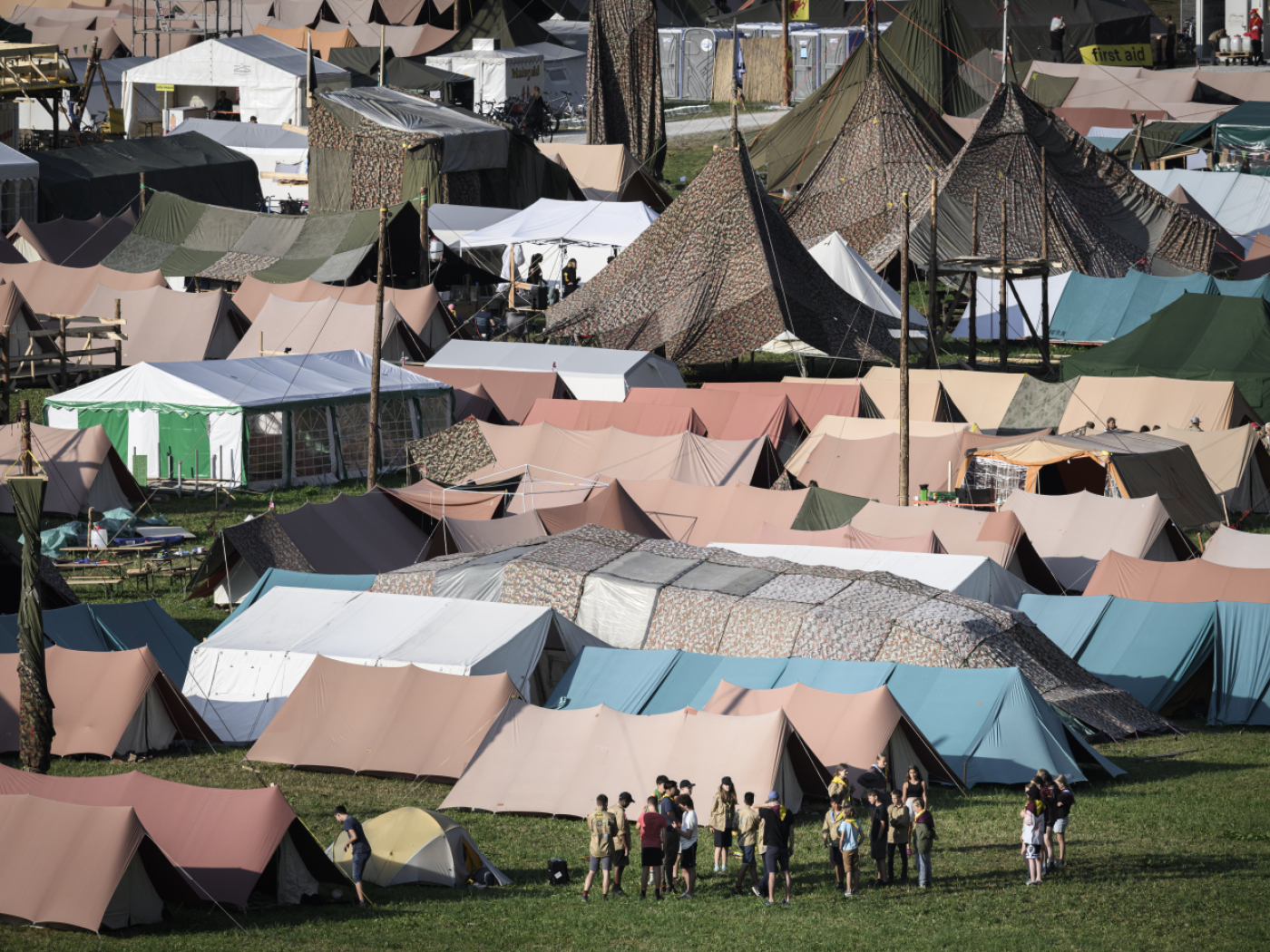 decine di tende su un campo