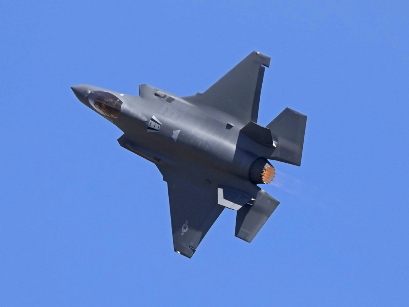 На критические вопросы, связанные с закупкой истребителей F-35, должны будут ответить правительство и другие органы власти.