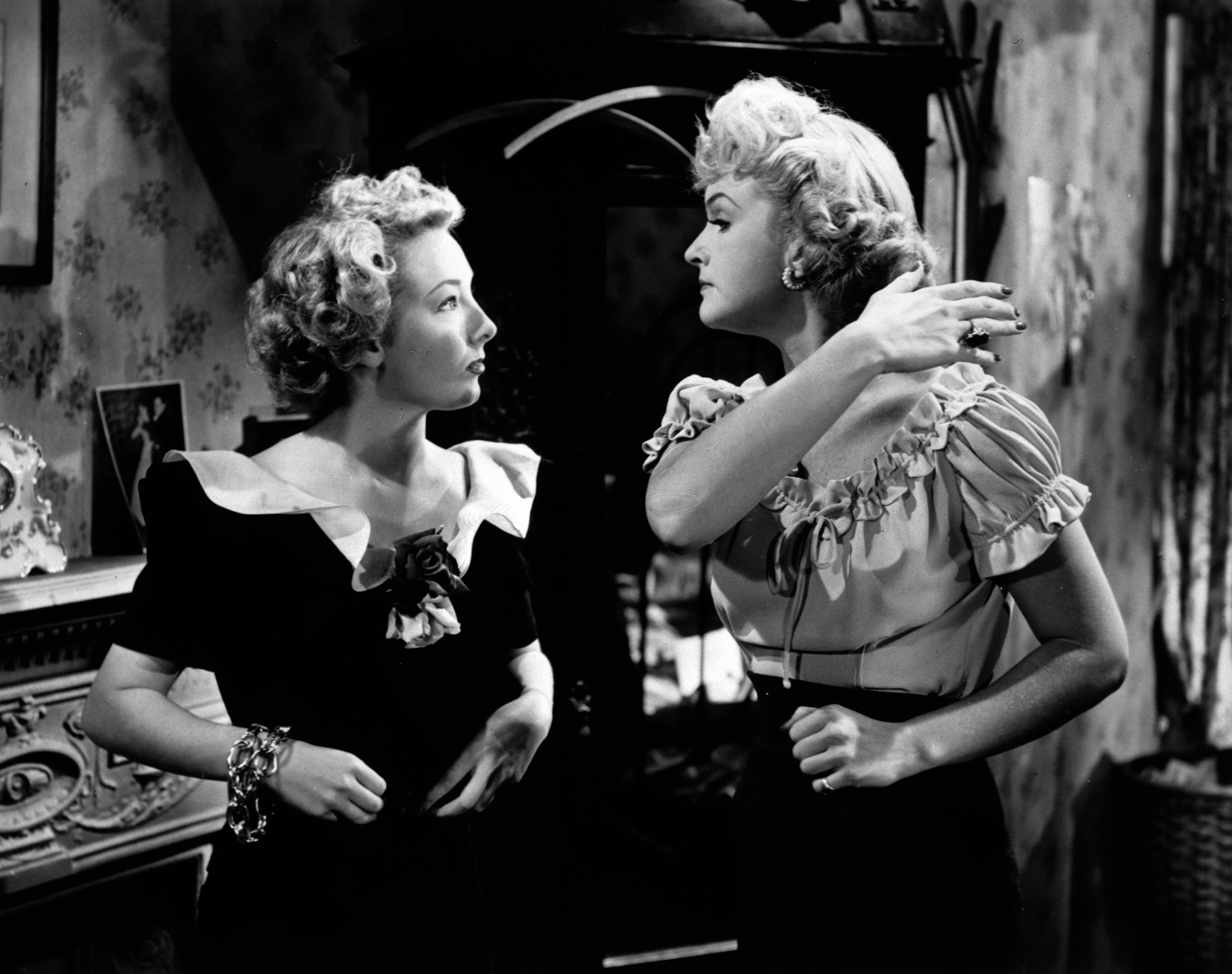 Una scena di Pool of London (1951).