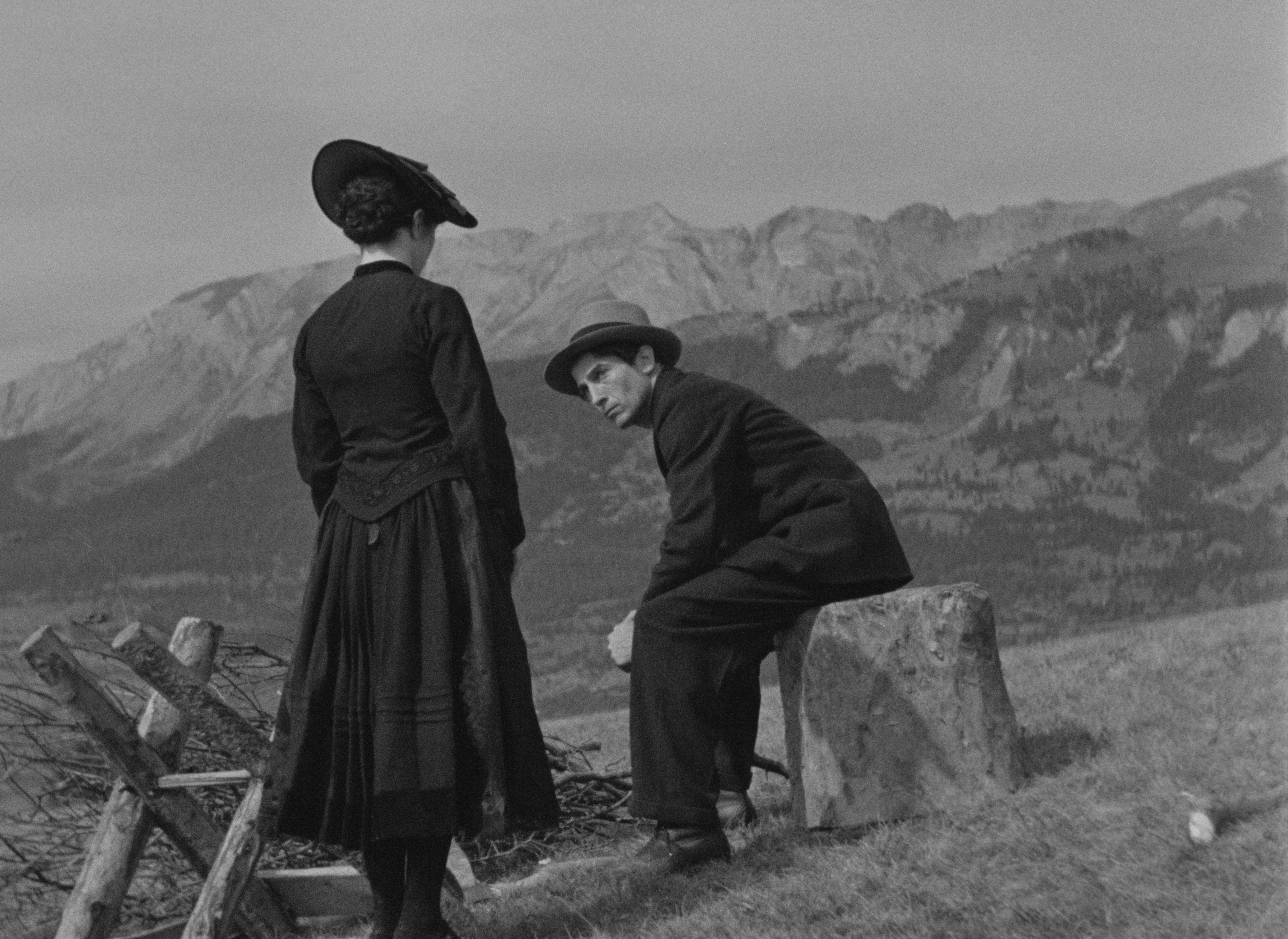Ein Mann und eine Frau auf einem Feld