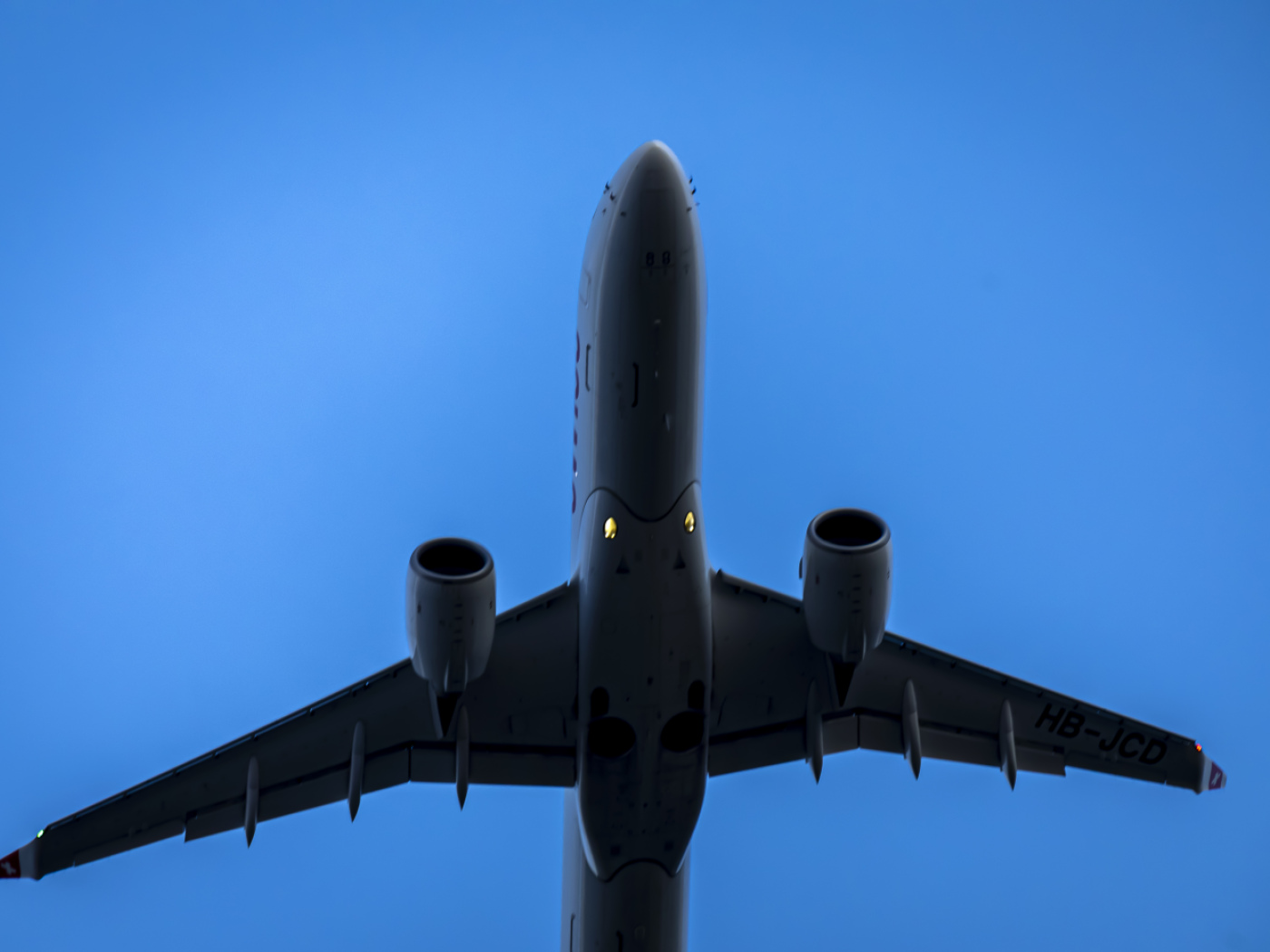 aereo in volo fotografato dal basso