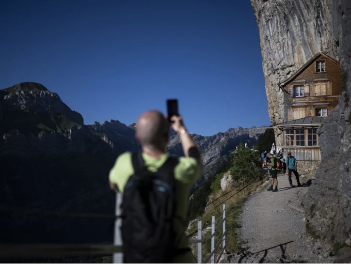 persona fotografa ristorante nella parete rocciosa