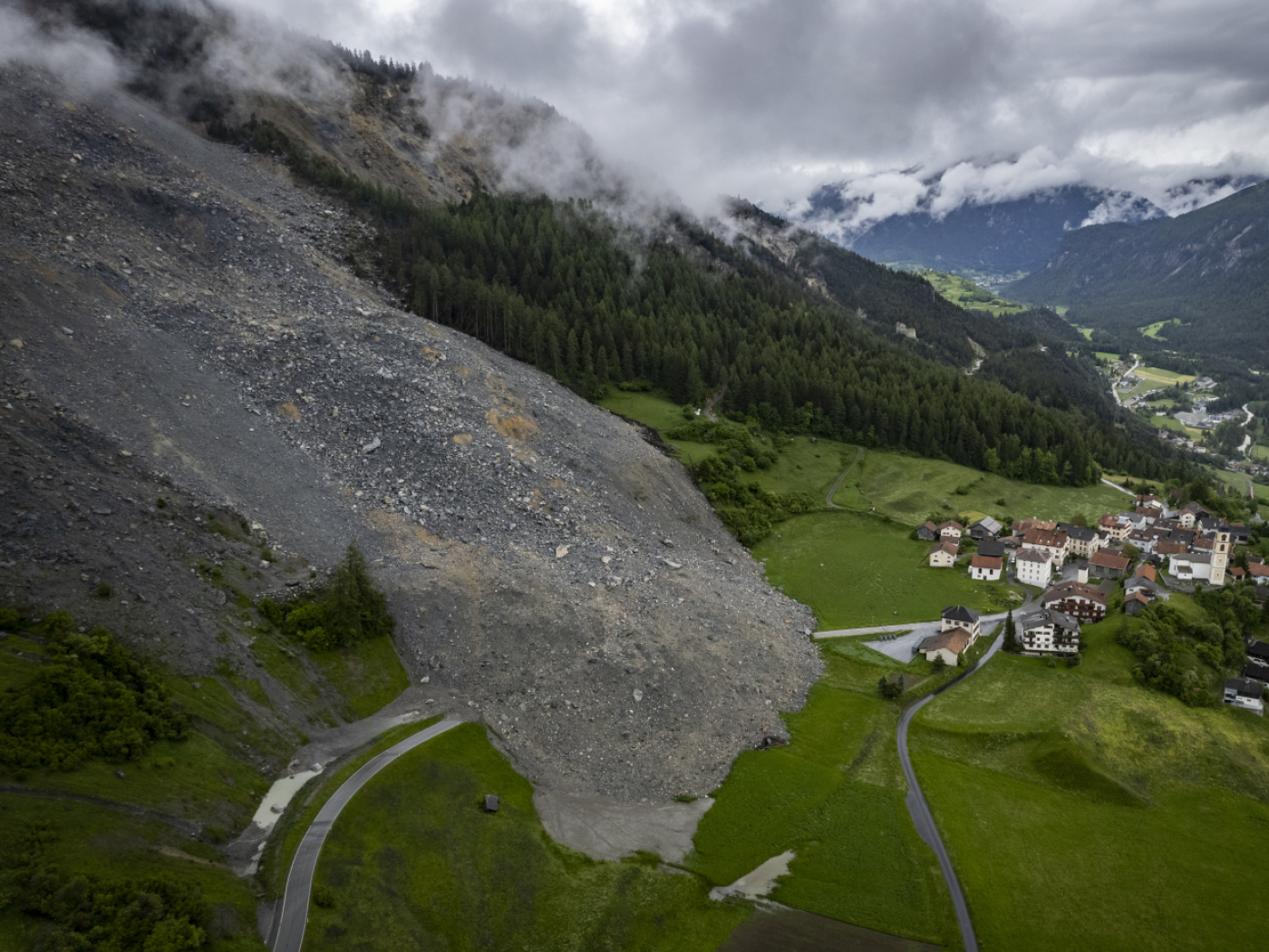 Small rockfalls occurred above Brienz GR