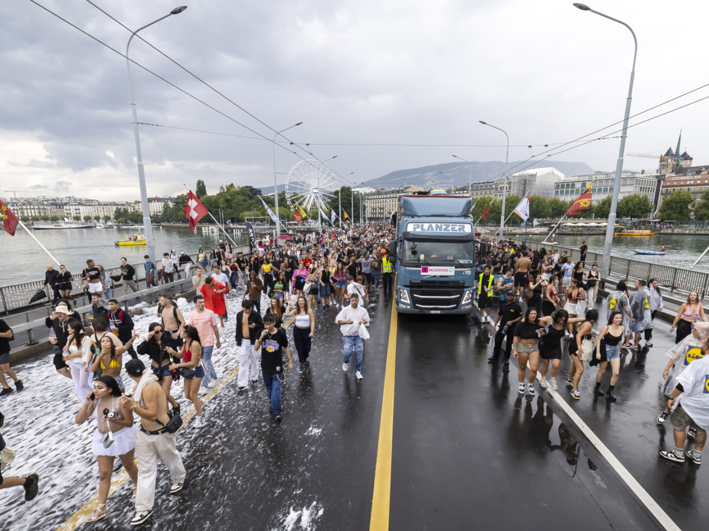 Geneva Lake Parade: over 10,000 people brave the rain
