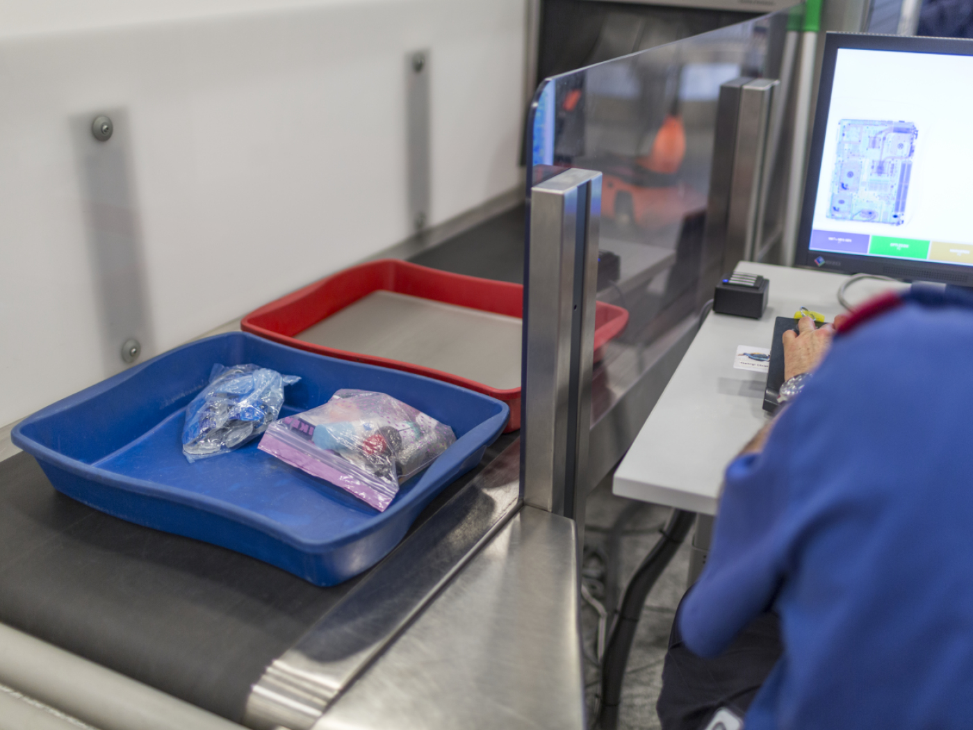 liquidi in sacchetto trasparente al controllo bagagli di un aeroporto