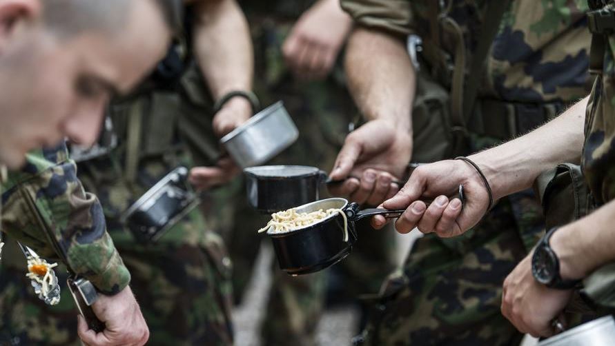 Distribution de nourriture à l'armée