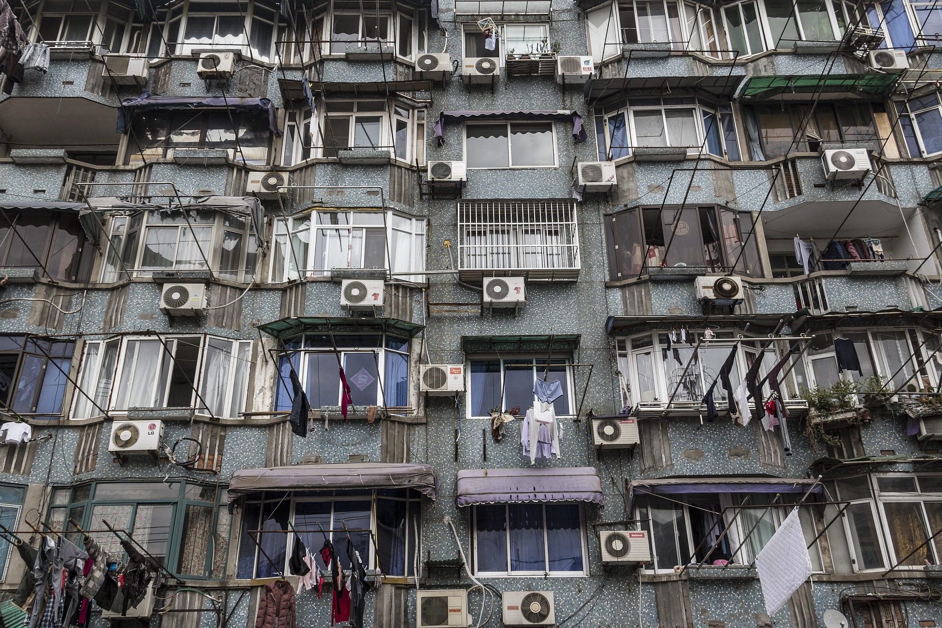 unità esterne dei climatizzatori su una facciata di un palazzo