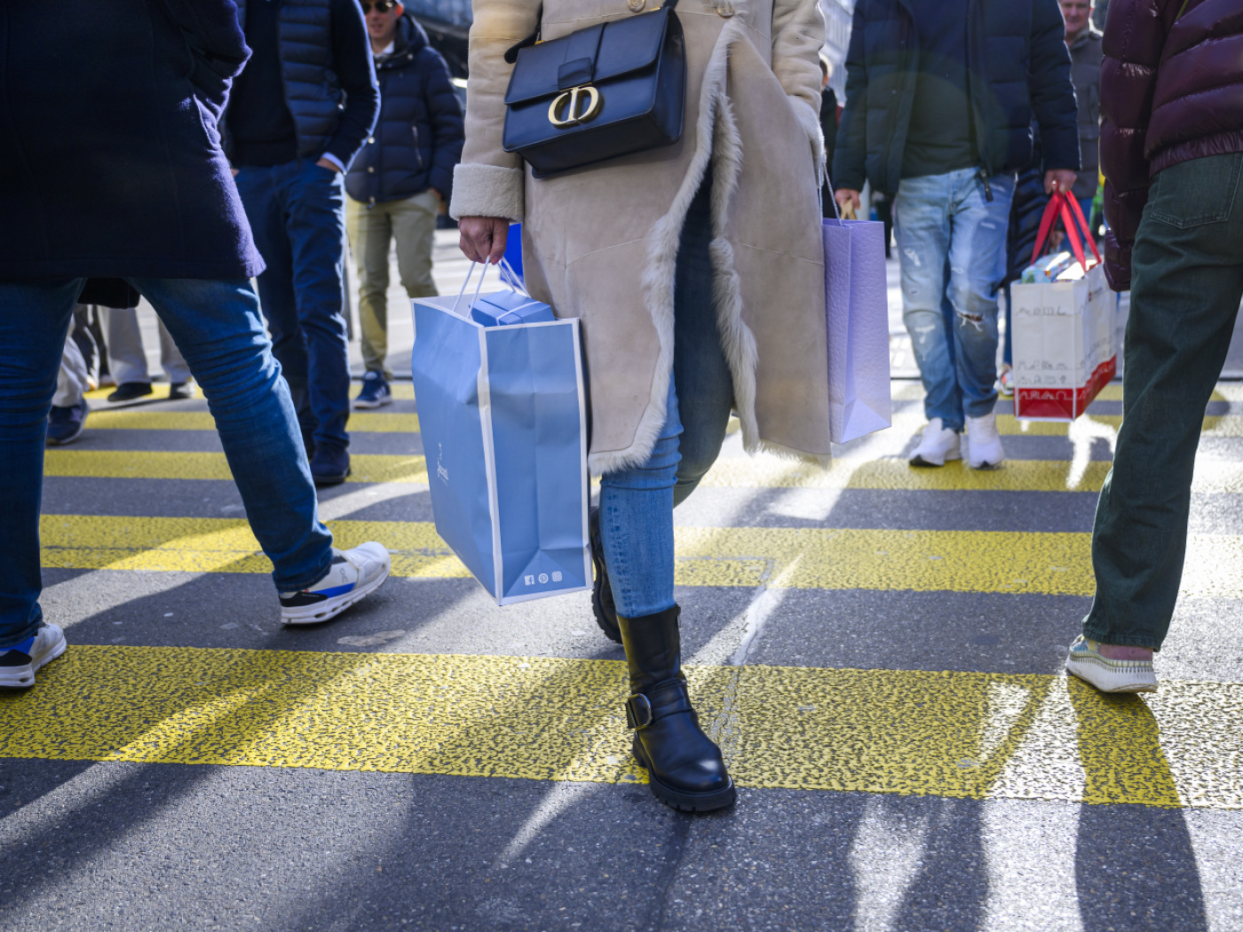 persone su passaggio pedonale