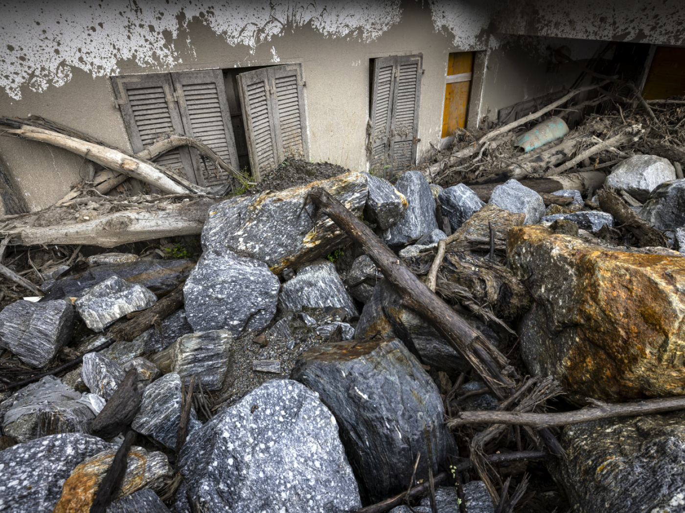 casa sepolta da rocce