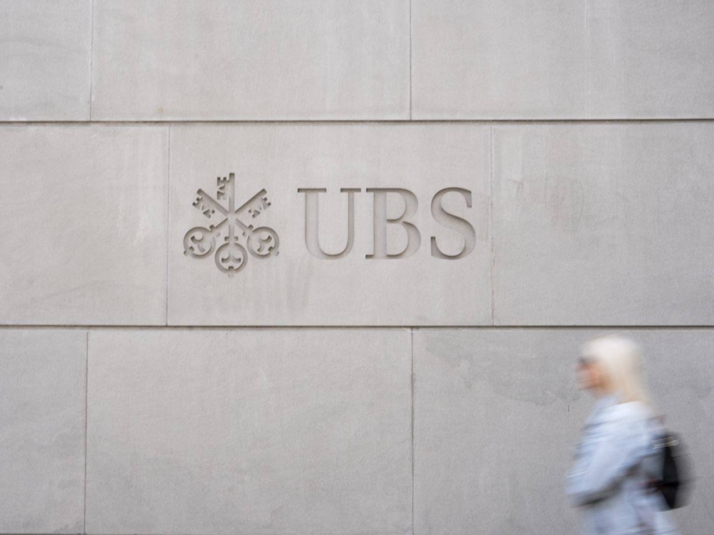 logo UBS su muro di cemento
