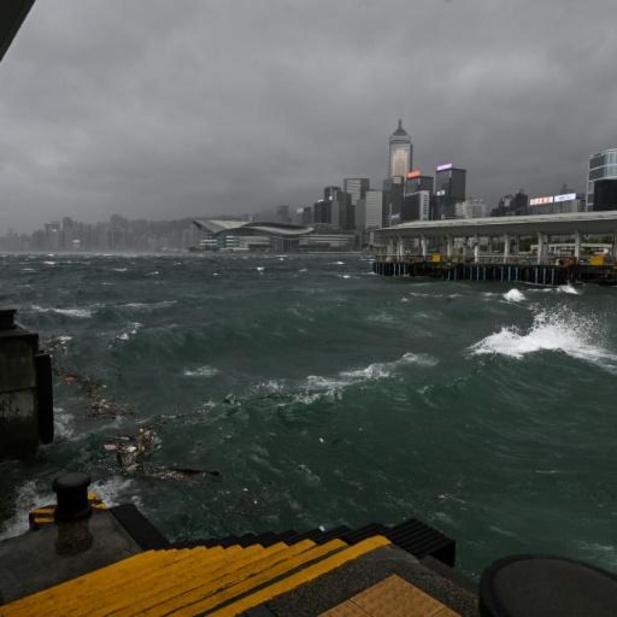 薇帕强袭香港当局悬挂「十号风球」数百航班取消- SWI swissinfo.ch