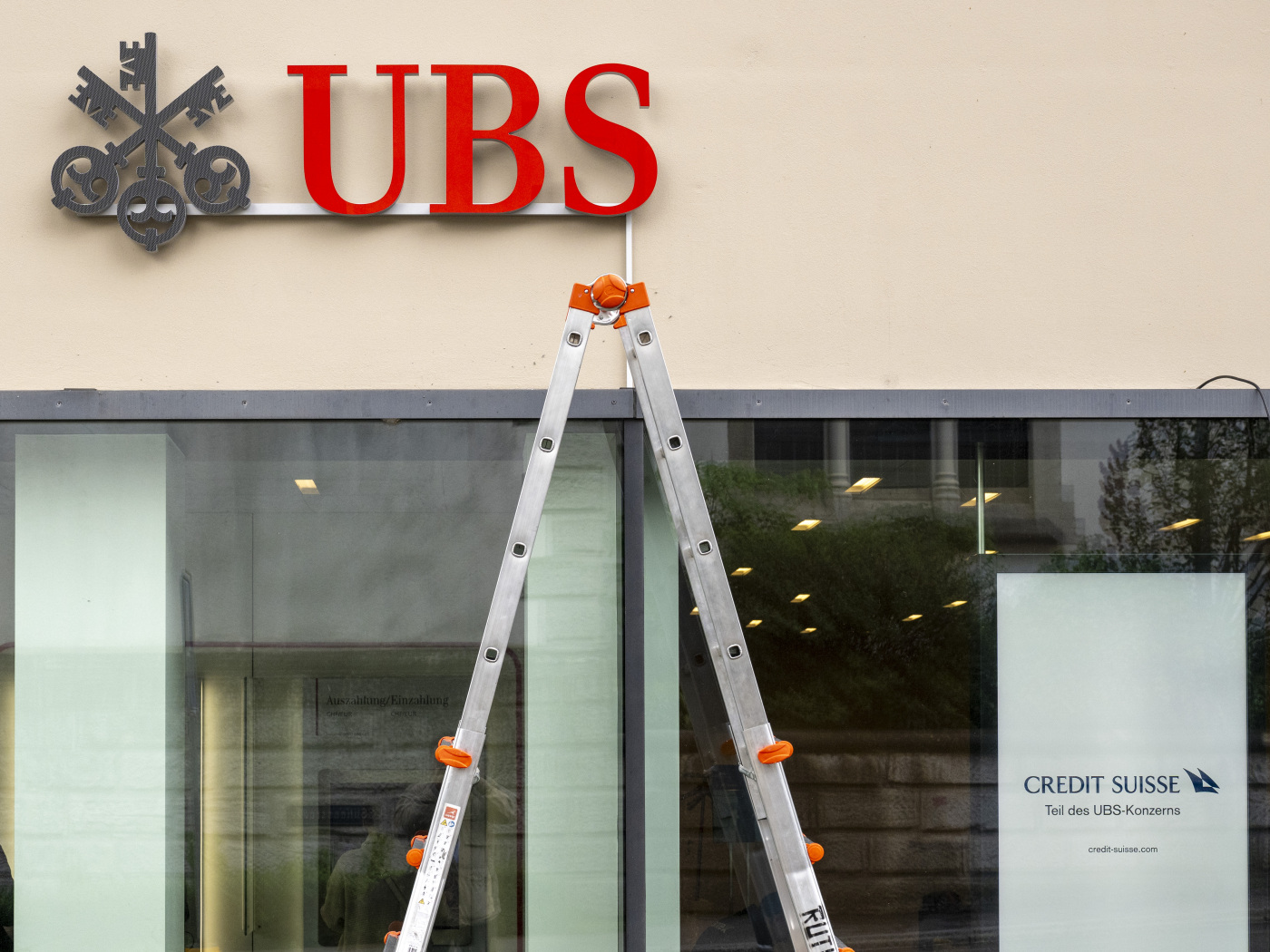 UBS posts quarterly profit of 2.4 billion dollars