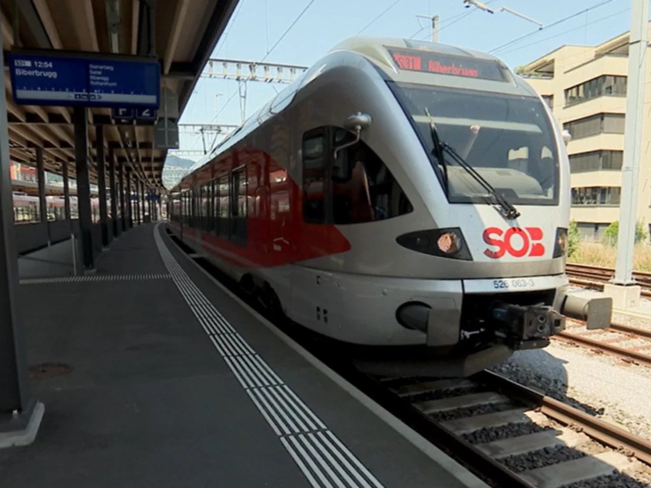 I treni con pilota automatico della Südostbahn (SOB) sono dotati di un sistema di assistenza alla guida. Tuttavia, la presenza della macchinista nella cabina di comando resta necessaria.