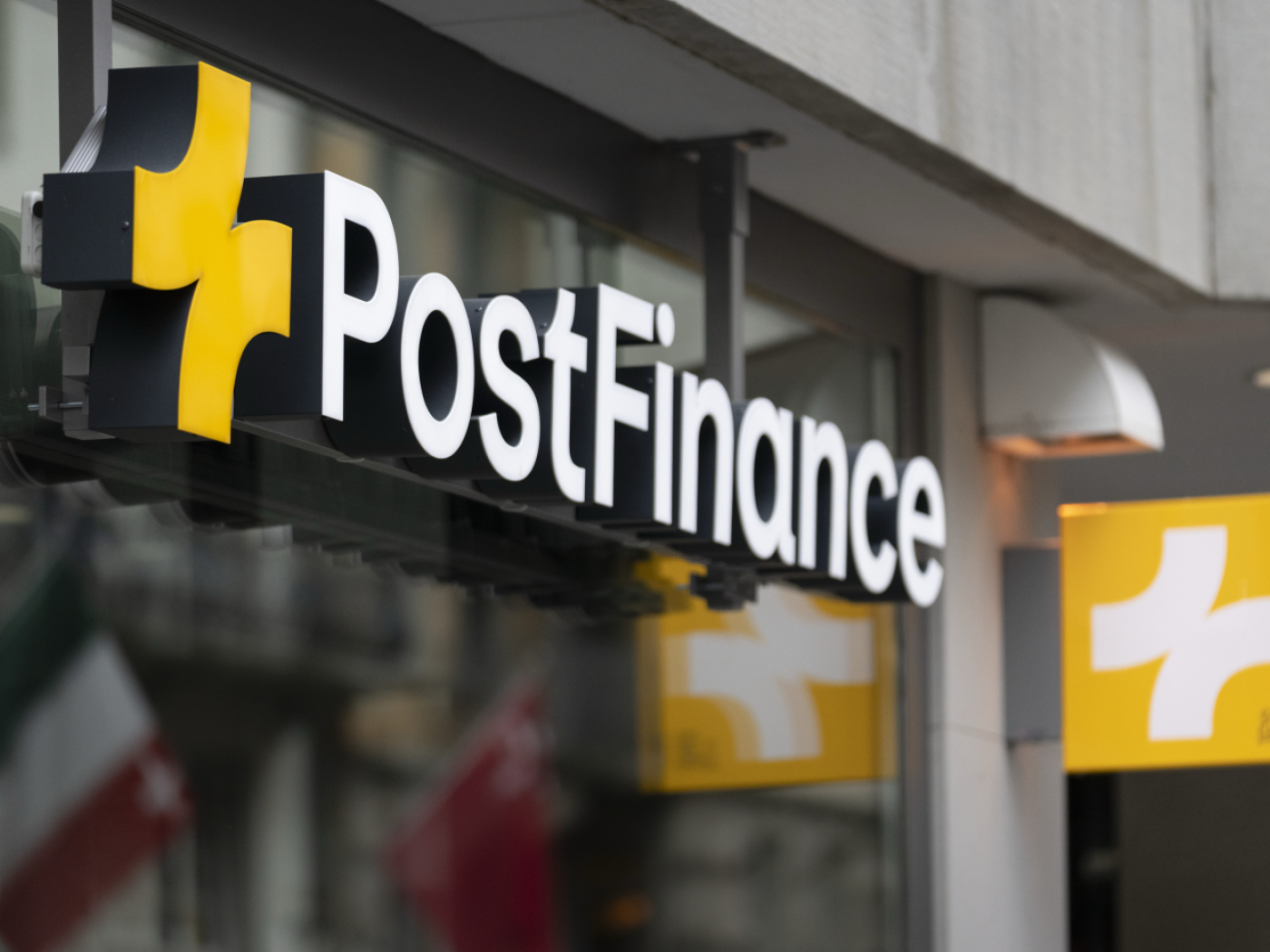 Postfinance coupe moins de postes que prévu - SWI swissinfo.ch