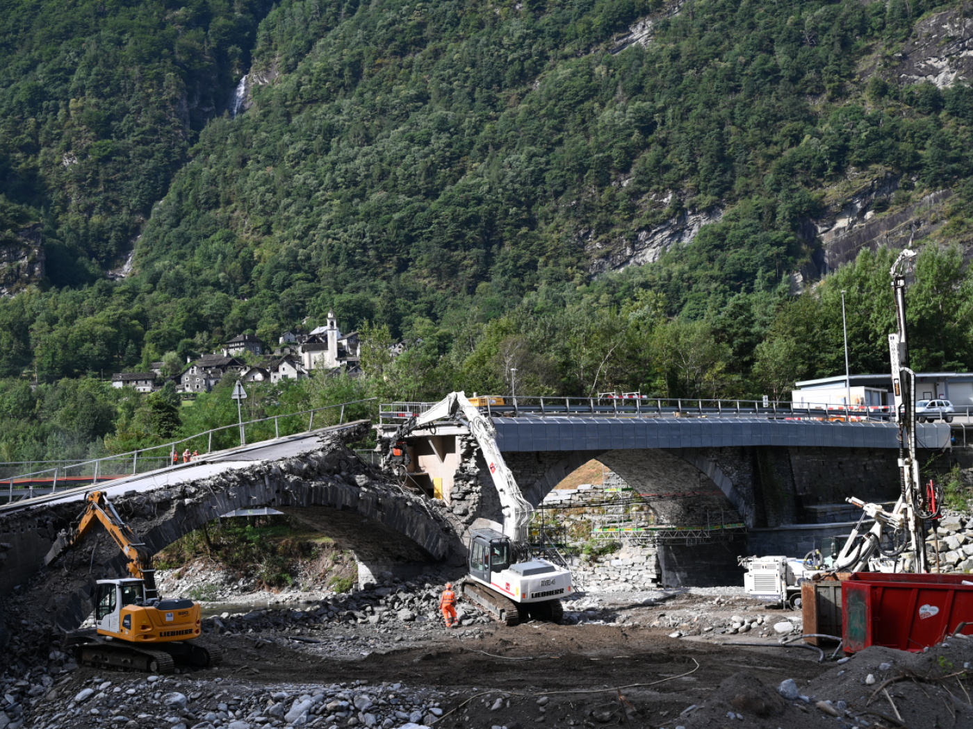 Reconstruction of the destroyed bridge in Val Maggia (TI) has begun