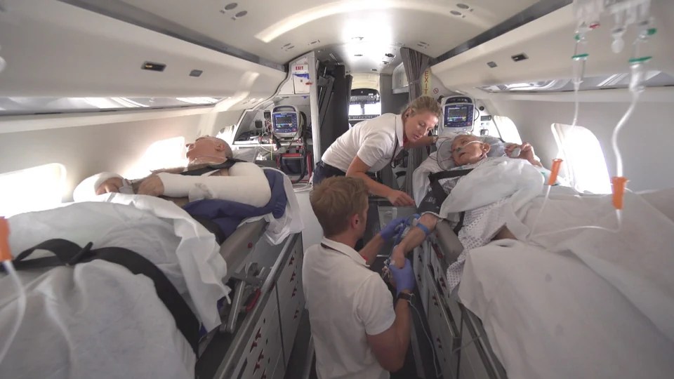Deux patients soignés à bord d'un avion-ambulance.