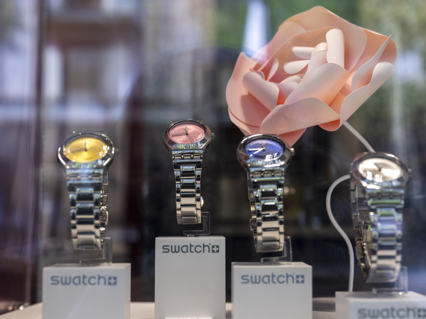 orologi swatch in vetrina