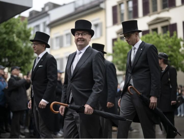PErsone in abito elegante