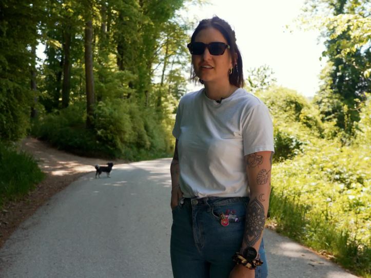 Une femme promène son chien