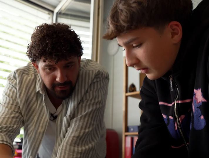 Un enseignant donne une leçon