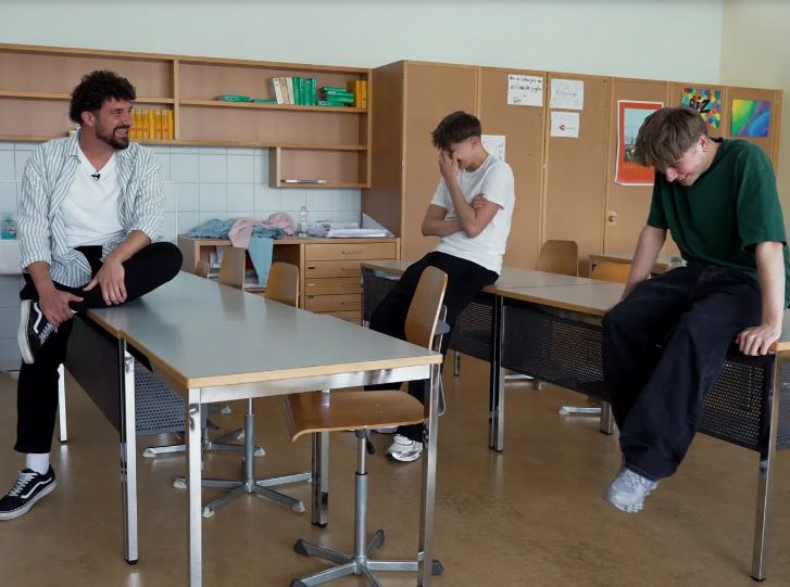 Un enseignant avec deux élèves dans une classe.