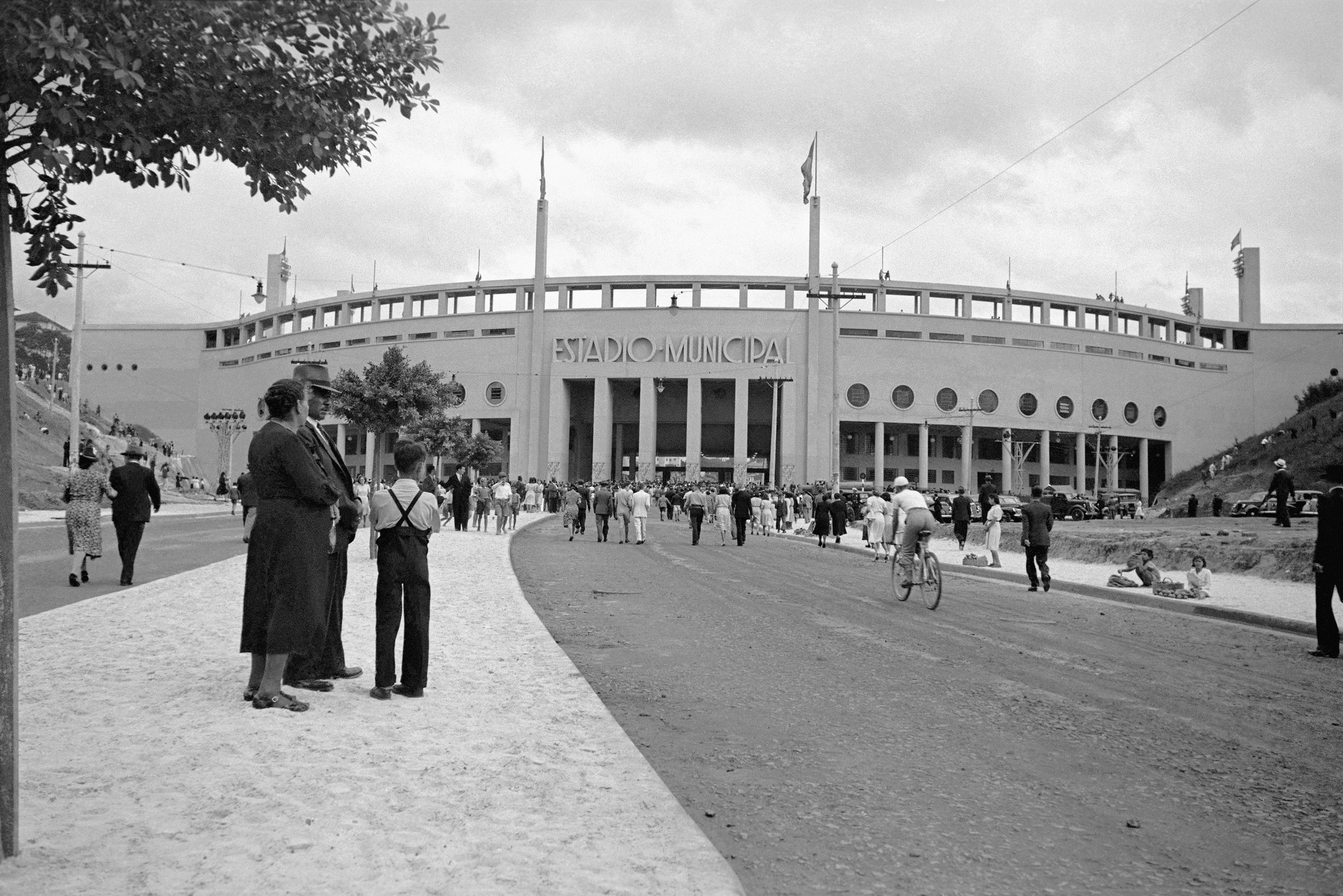 Some things remain the same, such as the the Pacaembu Stadium, clicked during its inauguration in 1940. The stadium was heavily inspired in the Art Deco architecture of the Berlin Olympic Stadium, which hosted the 1936 Olympics.