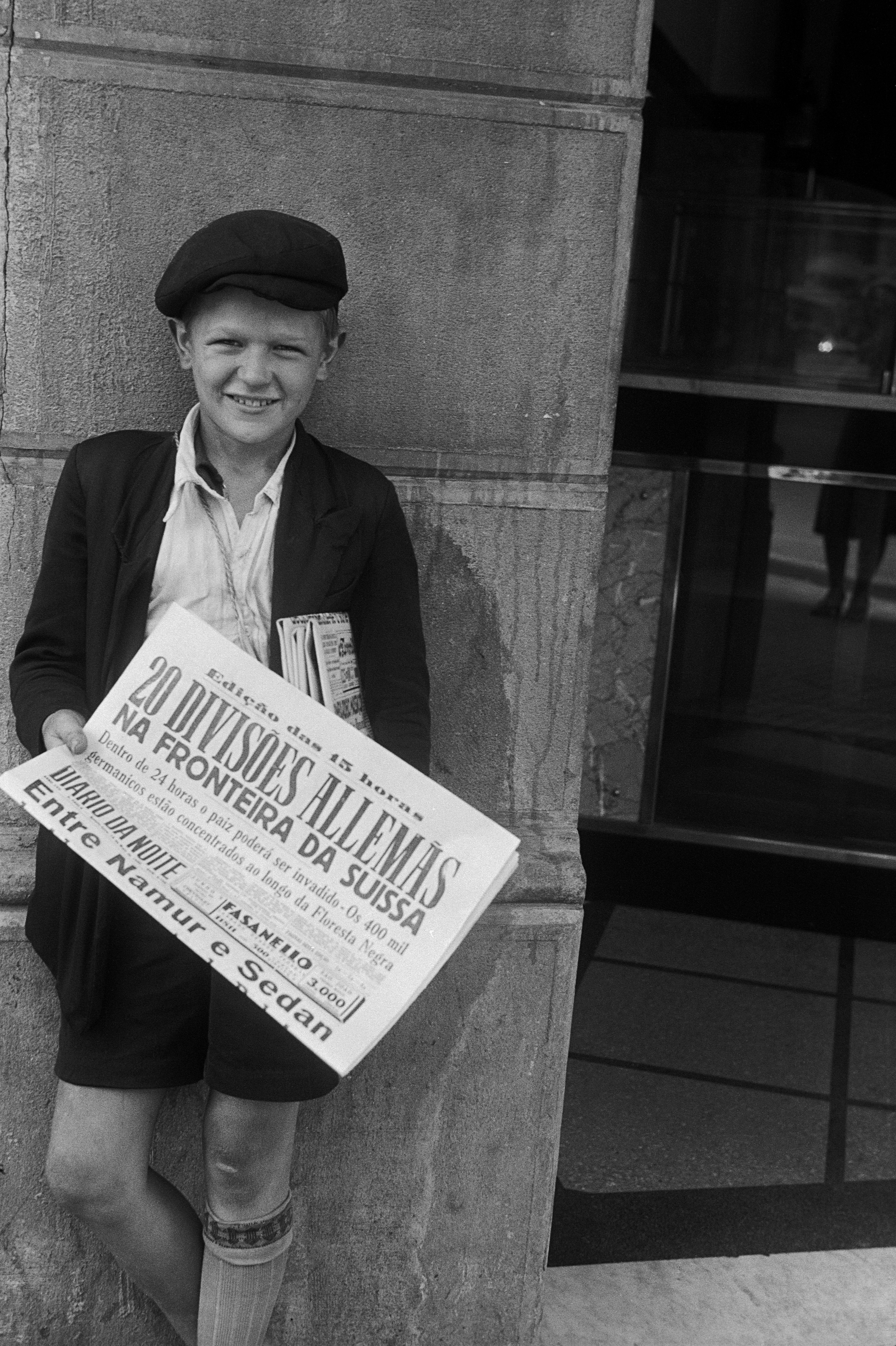 Newspaper boy announcing the start of the Second World War, São Paulo, 1939.