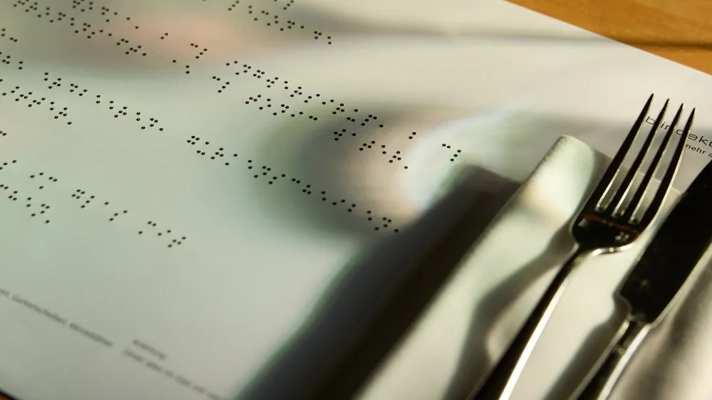 Il set da tavola con il menù in Braille.