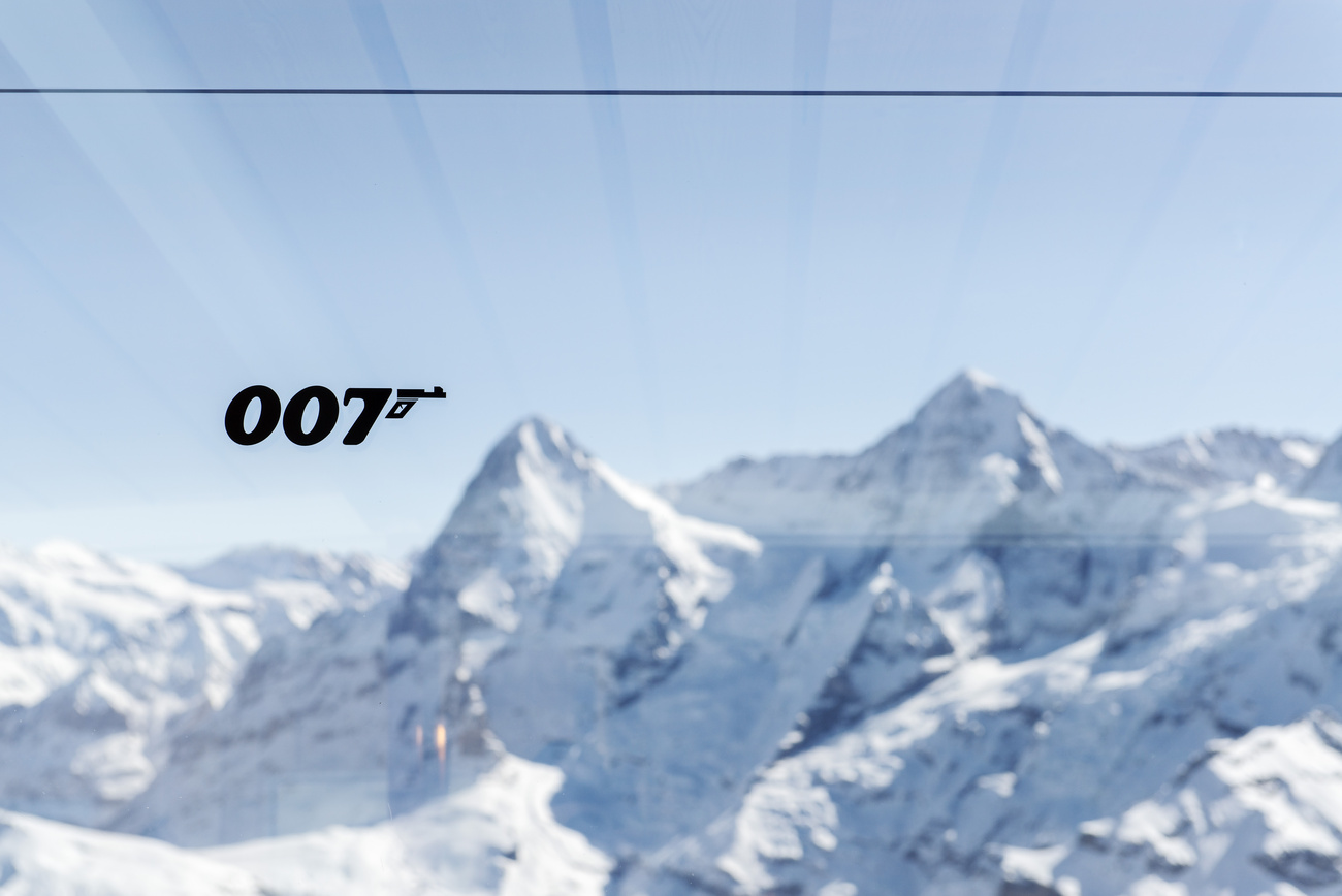 La scritta 007.