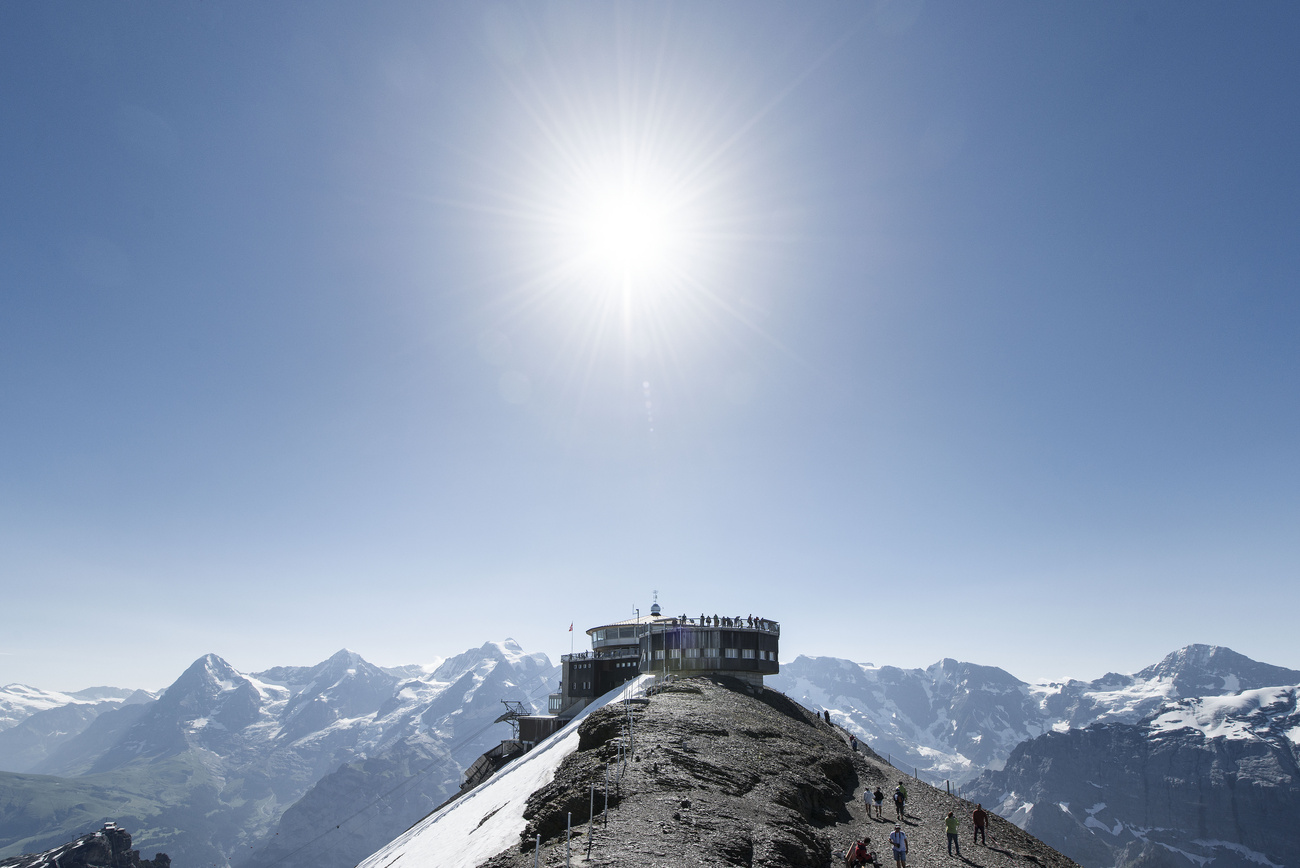 Il ristorante fotografato da lontano in una splendida giornata di sole.