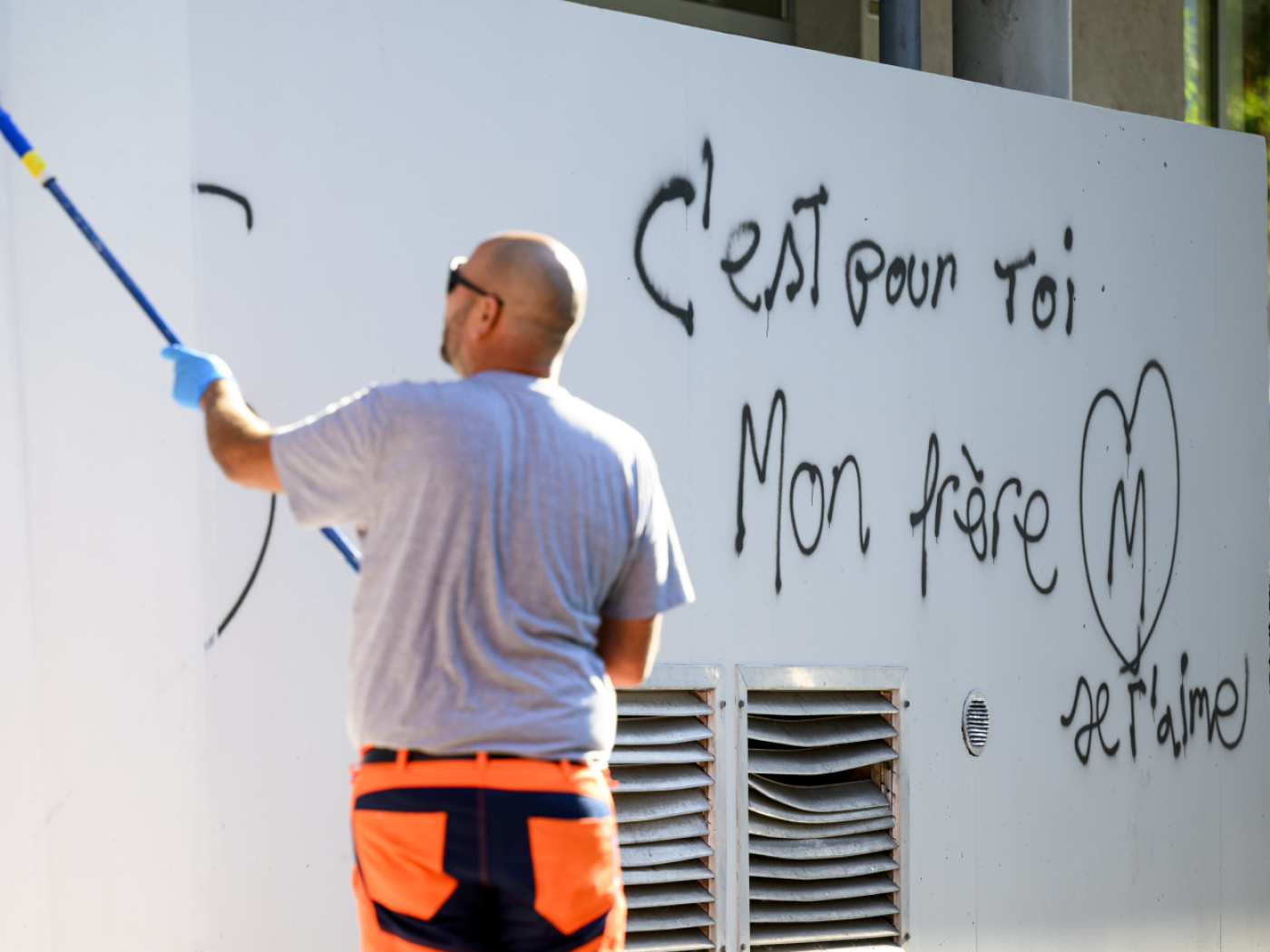 pulizia dei graffiti dopo i disordini